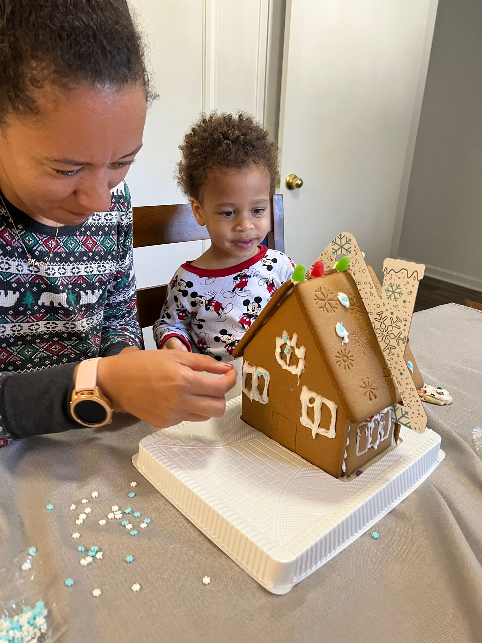 making a gingerbread hourse